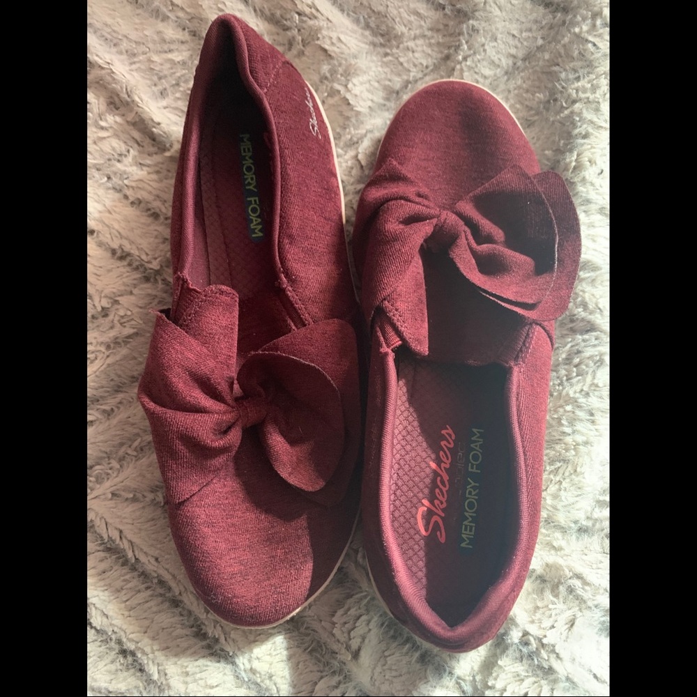 Burgundy Memory Foam Sketchers Bow Sneakers Size 8